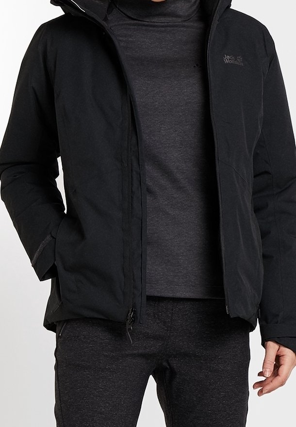 Svart isolerad jacka med zip-fram, huva och sidofickor. Har en len yta, minimal logotyp och en figursydd silhuett.