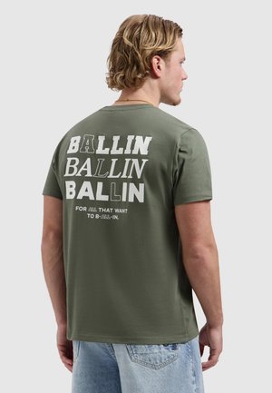 Ballin REGULAR FIT CREWNECK - Print T-shirt - dark army