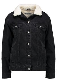 Svart denimjacka med vit fuskpälskrage, två framfickor, silverfärgad knappstängning och avslappnad passform. Texturerad tyg genom hela jackan.