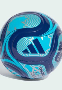Plava i crna nogometna lopta s geometrijskim uzorcima, sa sjajnim završetkom i Adidas logotipom u podebljanoj crnoj boji. Uključeno FIFA brendiranje.