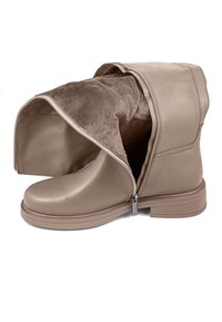 Botín beige a nivel del tobillo con un exterior de cuero suave y un forro de piel de pelo suave, que cuenta con un zipper lateral y un talón plano. Abierto para revelar la textura interior.