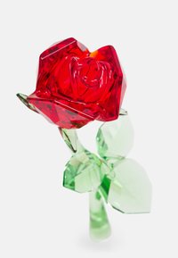 Röd kristallros med facetterade blad, grön kristallstav och blad. Det genomskinliga materialet visar upp geometrisk design och vibranta färger.