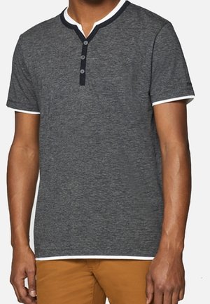 Czarna szara koszulka Henley z krótkim rękawem, trzema guzikami, białym kołnierzykiem i wykończeniami na brzegach. Miękka tekstura i luźny krój.