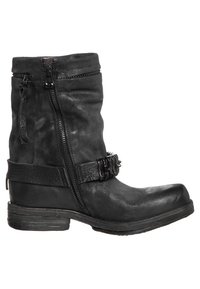 Zwarte leren enkellaarzen met een nonchalant ontwerp, voorzien van een zijrits, een riem met sierhardware en een afgeronde neus.