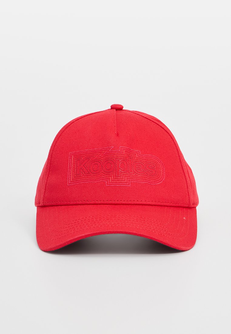 Rode baseballpet van stof met een gebogen rand. Voorzien van een verhoogd logo in het midden. Verstelbare strap aan de achterkant.