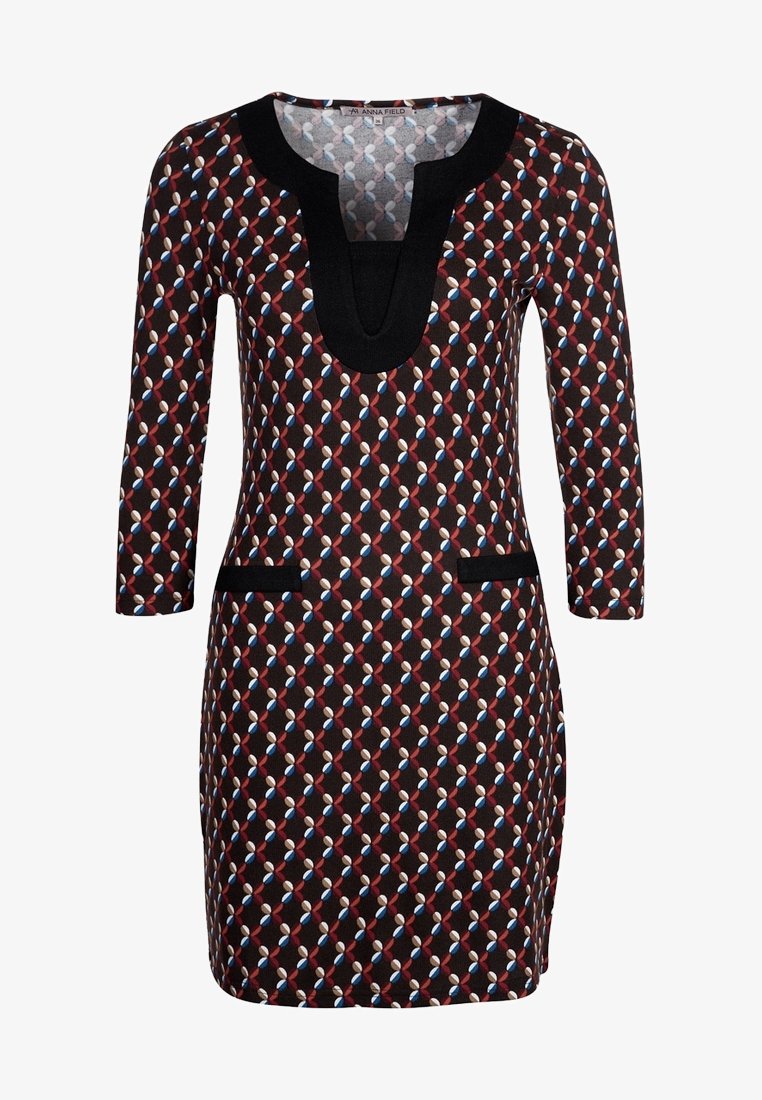 Robe noire avec un motif géométrique en rouge, bleu et blanc, avec un col en V, des manches trois-quarts et deux poches avant.