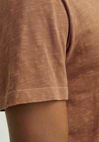 Jack & Jones ESPLIT NECK NOOS - T-Shirt basic - mocha bisque