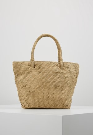 Flettet stråtaske med afrundede håndtag, rektangulær bund og bred åben top, vist på hvid overflade med ensfarvet baggrund.