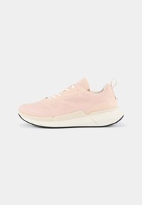 Scarpa sportiva di colore rosa chiaro con tomaia in rete, dettagli testurizzati e suola bianca ammortizzata. Presenta lacci bianchi e un tassello posteriore per un facile accesso.