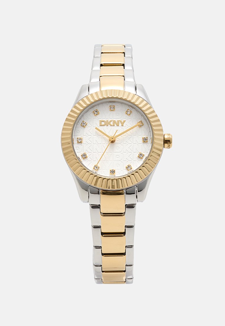 Orologio DKNY in tonalità argento e oro, con un quadrante bianco texturizzato, abbellimenti dorati e indicatori a chiodo. Presenta un bracciale in acciaio inossidabile.