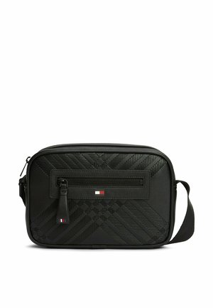 Sort rektangulær crossbody-taske med præget geometrisk mønster, front lynlåslomme og lille rød-hvid-blåt logo på lynlåstrækken og foran.