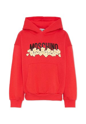 Czerwona bluza z kapturem i przednią kieszenią, czarny tekst ""MOSCHINO"" nad żółtymi ilustracjami popcornu na piersi.