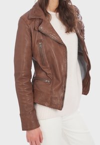 Hnědá kožená motorkářská bunda s výklopným límcem, kapsami na zip a stříbrnými kovovými doplňky. Hladká textura s přiléhavým střihem.
