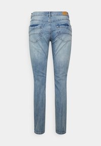 Calças de ganga azul claro com um corte reto. Apresenta dois bolsos traseiros e um emblema de couro na cintura. Textura levemente desbotada por toda a peça.