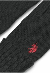 Tamne pletene rukavice u tamnoj boji s rebrastim manžetama. Imaju mali crveni izvezeni logotip. Čini se da je materijal mekan i teksturiran.