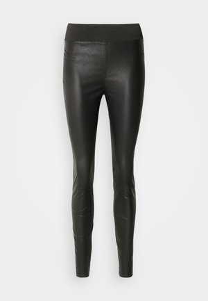 Leggings en simili cuir noir avec une texture lisse, une coupe fuselée et une large ceinture élastique pour le confort. Pas de coutures ou de motifs visibles.