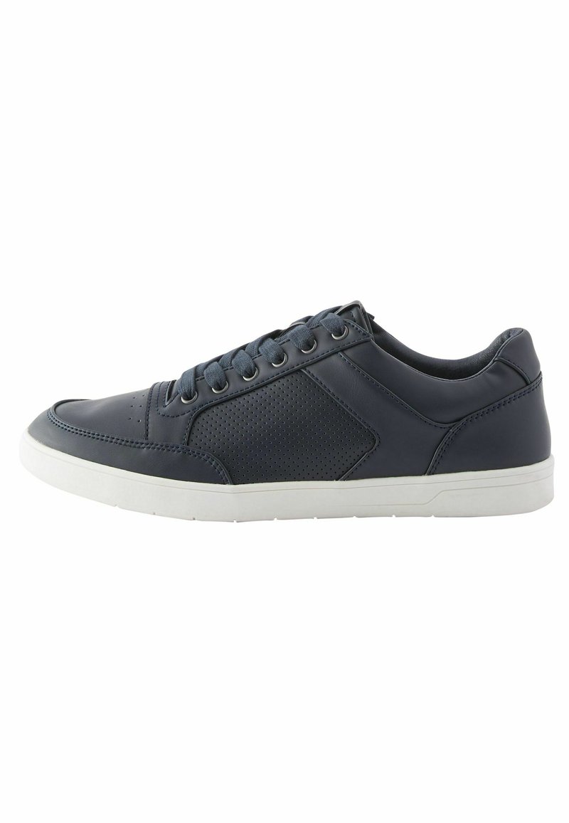 Sneaker in pelle blu con dettagli perforati, punta tonda, suola in gomma bianca e sei fori per i lacci. Design semplice e versatile.