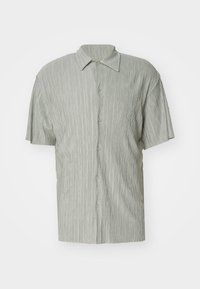 Camicia a maniche corte con bottoni di colore grigio chiaro, con texture a righe verticali, vestibilità rilassata e colletto a punta. Presenta bottoni coordinati.