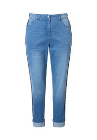 Jeans de mezclilla azul claro con un ajuste slim, que cuentan con un dobladillo enrollado, detalles laterales y un diseño clásico de cinco bolsillos. Cierre de botón metálico.