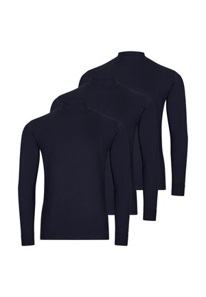 Tre magliette nere con maniche lunghe e collo alla coreana, identiche, disposte in una formazione sfalsata e sovrapposta.