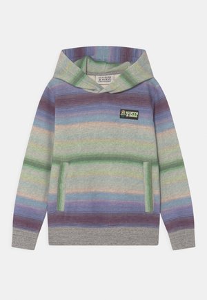 Stribet hættetrøje i grønne, lilla og blå toner med frontlommer og en Scotch & Soda-logo på brystet.