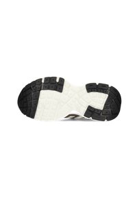 Semelle de chaussure avec des sections en caoutchouc noir texturé et une semelle intermédiaire blanche. Présente un motif de carrés et de rainures pour une traction et une stabilité accrues.