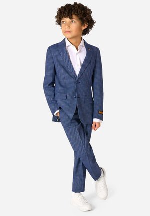 Costume à carreaux bleus pour enfants avec un blazer à un bouton et un pantalon assorti. Une chemise blanche et des baskets complètent la tenue.