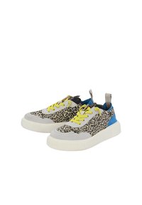 Sneakers w print w panterę, wykonane z mixu szarych i niebieskich materiałów, z żółtymi sznurówkami, teksturowaną gumową podeszwą oraz kontrastującym paskiem na pięcie.