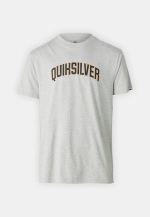 T-shirt gris clair à manches courtes et col rond avec "QUIKSILVER" en grandes lettres noires et beiges en arc sur la poitrine.