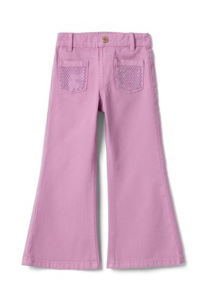 Lila wijde broek met gestikte achterzakken, riemlussen en een knoopsluiting, van achteren getoond tegen een witte achtergrond.