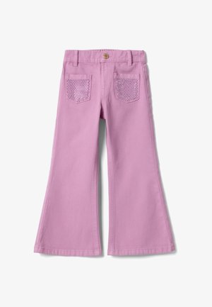 Pantalones de pierna ancha color lila con bolsillos traseros con tachuelas, trabillas para cinturón y cierre de botón, mostrados desde atrás sobre un fondo blanco.