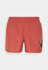 Rode sportieve shorts met een elastische tailleband, voorzien van een zwart logo aan één kant. Gemaakt van lichtgewicht, gladde stof.