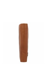 Portafoglio in pelle tan caratterizzato da un profilo sottile, una texture liscia e una cucitura precisa lungo i bordi. Design semplice senza decorazioni.