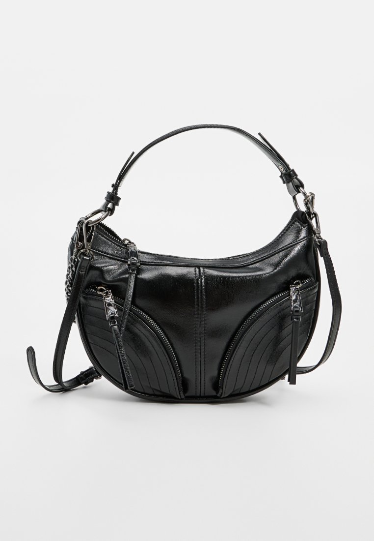 Schwarze Handtasche aus Leder mit geschwungener Form, strukturierten Seitenpaneelen, Reißverschlusstaschen und einem kurzen, verstellbaren Tragegurt.