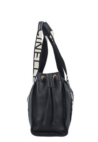 Borsa a secchiello in pelle nera con finitura texturizzata, chiusura a coulisse e ampia tracolla in tessuto con lettering nero su sfondo crema.