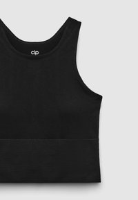 Schwarzes Tanktop mit gerippter Textur, rundem Ausschnitt und breiten Trägern. Das Markenlogo "clp" ist innen am Halsausschnitt sichtbar.