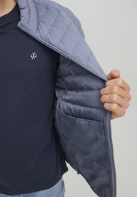 Jack & Jones PREMIUM JJERECYCLE PUFFER COLLAR  - Lagana jakna - flint stone