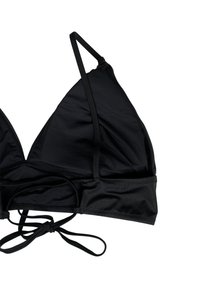 Top bikini triangolo nero con spalline regolabili sottili e chiusura a fiocco sul retro, esposto su uno sfondo bianco.