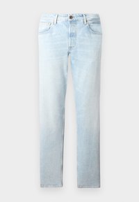 Vaqueros de denim azul claro con diseño de pierna recta, cinco bolsillos y cierre de botón único, que presentan parches desgastados y una textura sutil.