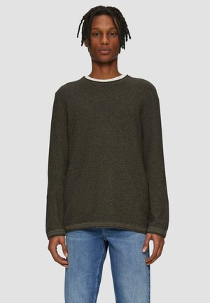 Pull vert foncé à manches longues, col rond et tissu texturé. Assorti à un jean bleu clair pour un look décontracté.