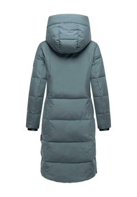 Manteau en duvet long dans un teal atténué avec une capuche, design matelassé, poignets élastiques et fentes latérales. Matériau léger, adapté aux temps froids.