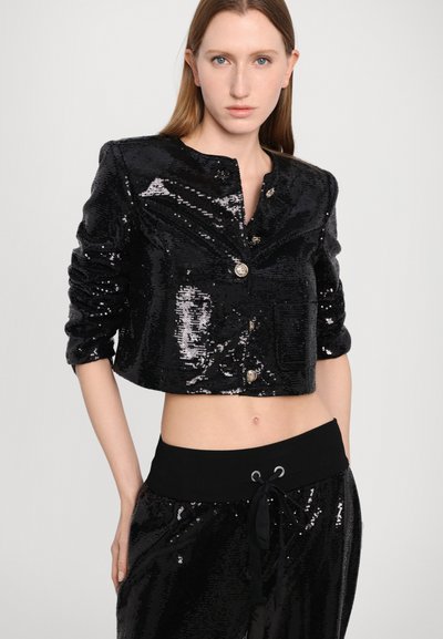 Zwarte pailletten cropped blazer met lange mouwen, ronde halslijn, twee voorzakken en zilveren knopen. Draag het met zwarte pailletten broek.