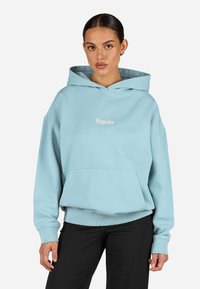 Ανοιχτό μπλε φούτερ από μαλακό ύφασμα, με μπροστινή τσέπη καγκουρό, ριμπ μανσέτες και λογότυπο "Pegador" σε αντίθετο μπεζ.