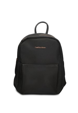 Sac à dos noir avec poche avant, poignée supérieure et fermeture éclair dorée, avec un petit logo de marque doré sur le panneau avant supérieur.