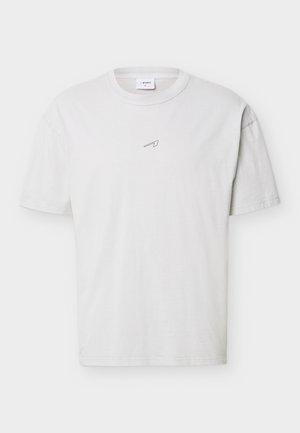 Jednoduché svetlosivé tričko s krátkym rukávom, na strede hrude malé čierne abstraktné logo a okrúhly výstrih.