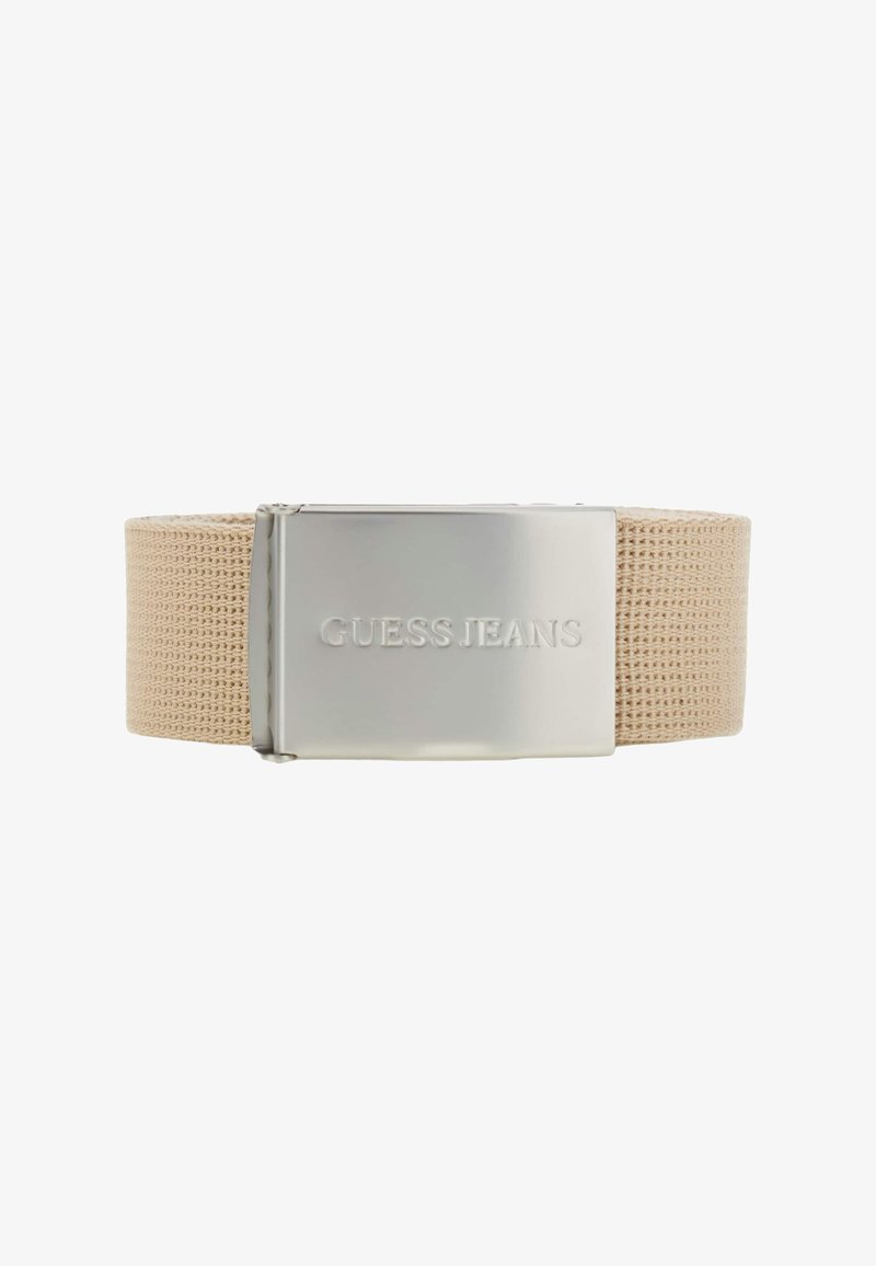 Ceinture en tissu tissé beige avec une boucle rectangulaire en argent poli gravée de "GUESS JEANS" centrée à l'avant.