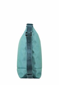 Borsa a tracolla in tessuto turchese con forma affusolata, tracolla regolabile con logo in rilievo e texture liscia, adatta per un uso casual.