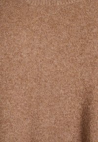 Brūns adīts džemperis ar apaļu kakla izgriezumu un mīkstu, strukturētu audumu. Materiāls ir nedaudz pūkains ar vienmērīgu krāsu.