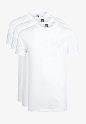Drie effen witte T-shirts met korte mouwen en een ronde halsontwerp, gemaakt van zachte katoenen stof, met een standaard pasvorm en zonder zichtbare patronen.