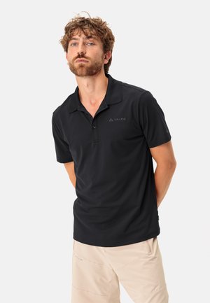 Camisa polo negra con cuello clásico y mangas cortas; presenta un sutil detalle de logo en el pecho; tejido ligero y suave.